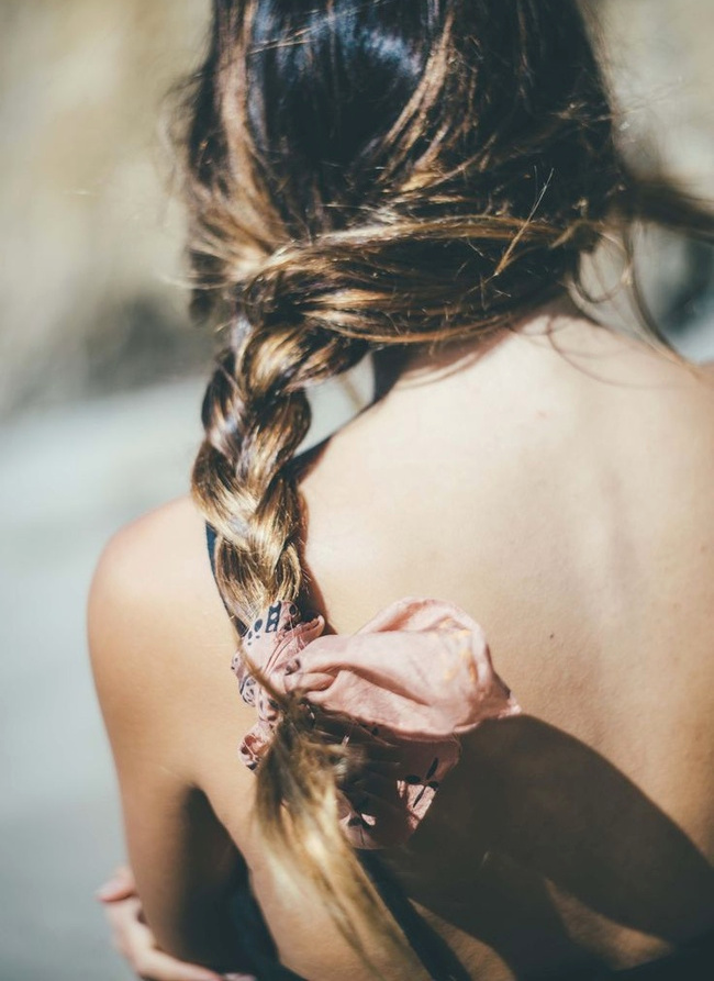 Oui au bandana en soie utilis� en guise de noeud � cheveux !