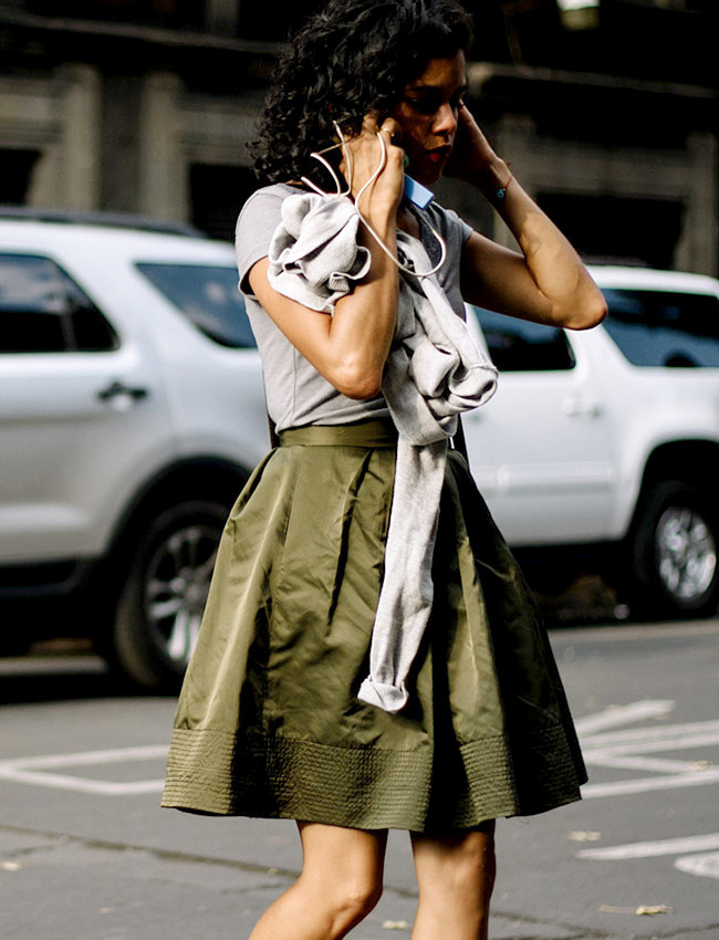 On aime quand le kaki twiste son ADN militaire au contact d'un volume f�minin