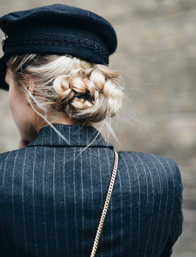 Casquette de marin + chignon bas tress� = le bon mix