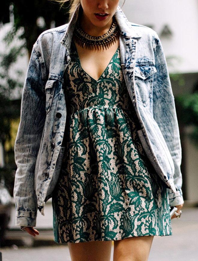 Mini robe sophistiqu�e + veste en jean oversize = le bon mix