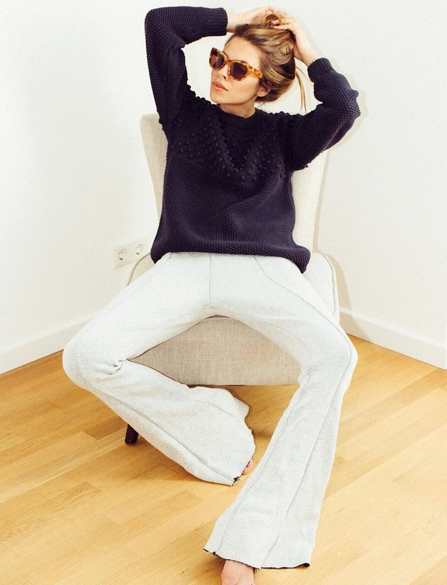 Ce printemps, on use et abuse du duo jean flare blanc/pull bleu marine !