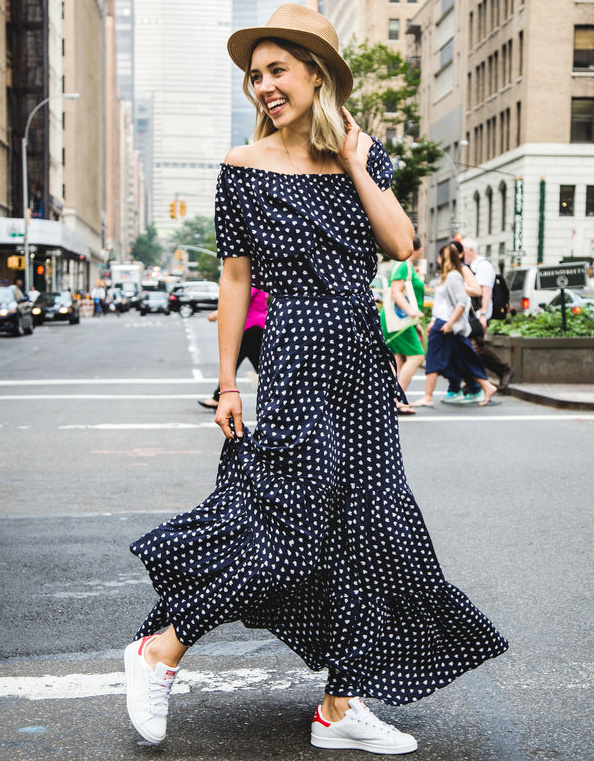 Longue robe f�minine + baskets blanches = le bon mix