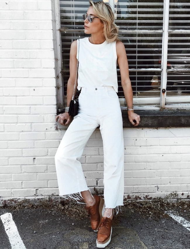 Jean flare taille haute cropped blanc + marcel blanc + chaussures marron = le bon mix