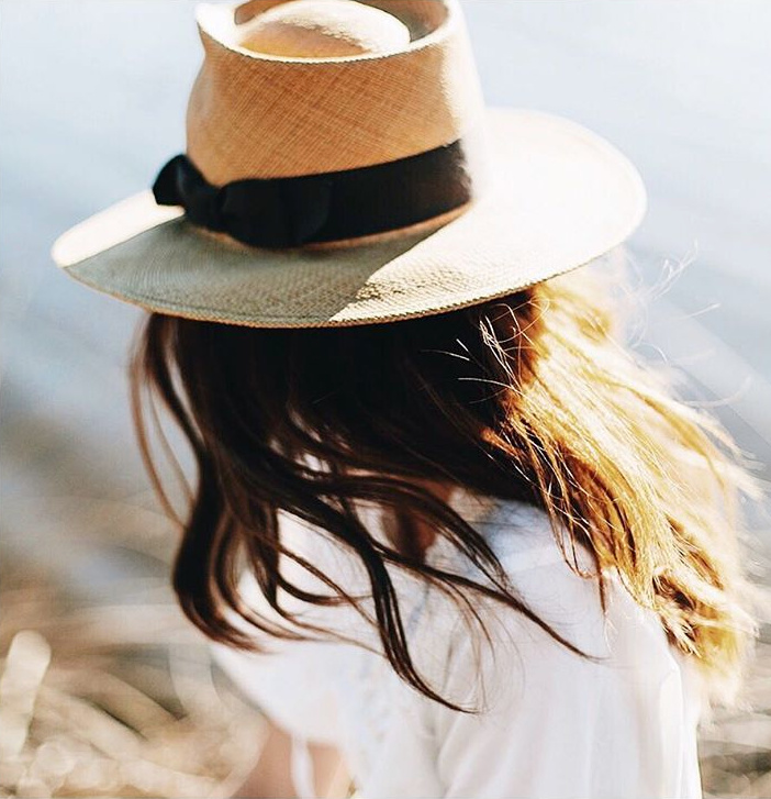 Chapeau de paille + longs cheveux + blouse blanche = le bon mix