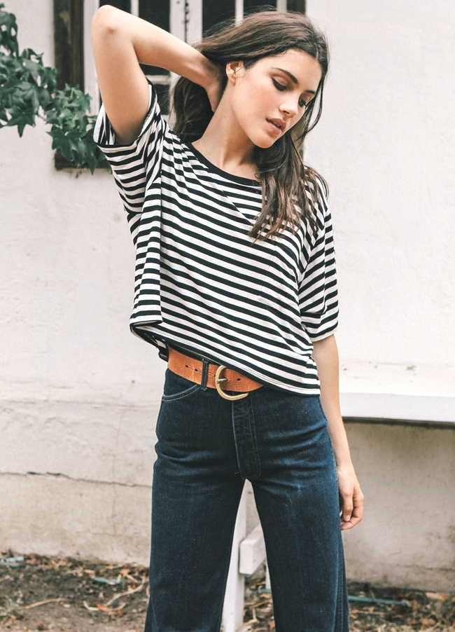 Rien de tel qu'une large ceinture en cuir pour booster un jean flare taille haute !