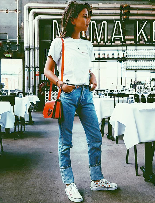 Oui au trio tee-shirt blanc/jean/baskets blanches upgrad� au contact d'un petit sac rouge !