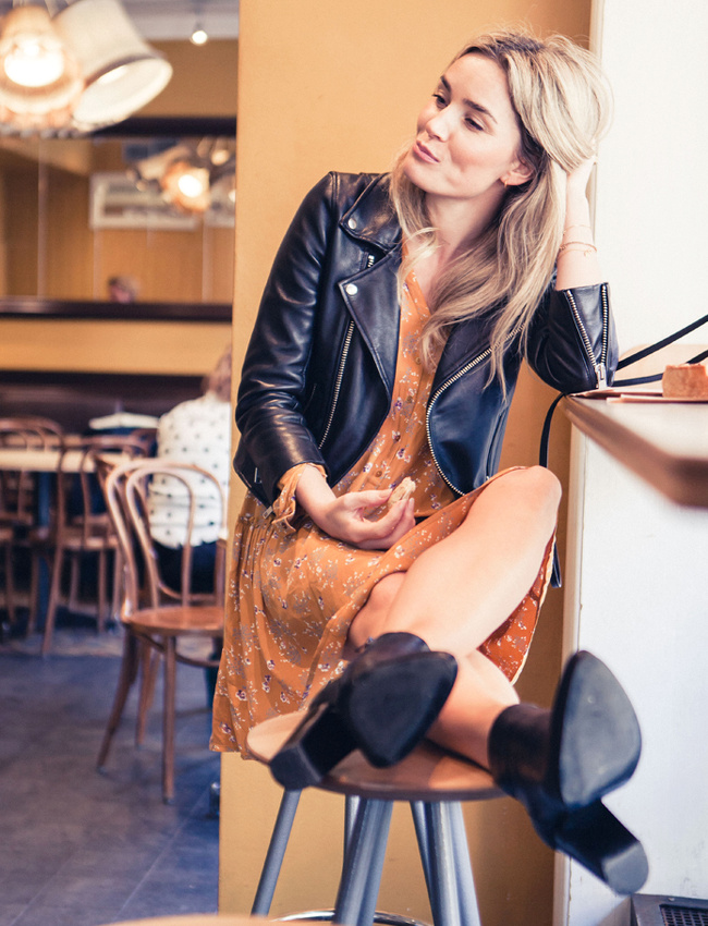 Rien de tel que le duo boots/perfecto pour twister une petite robe printani�re !