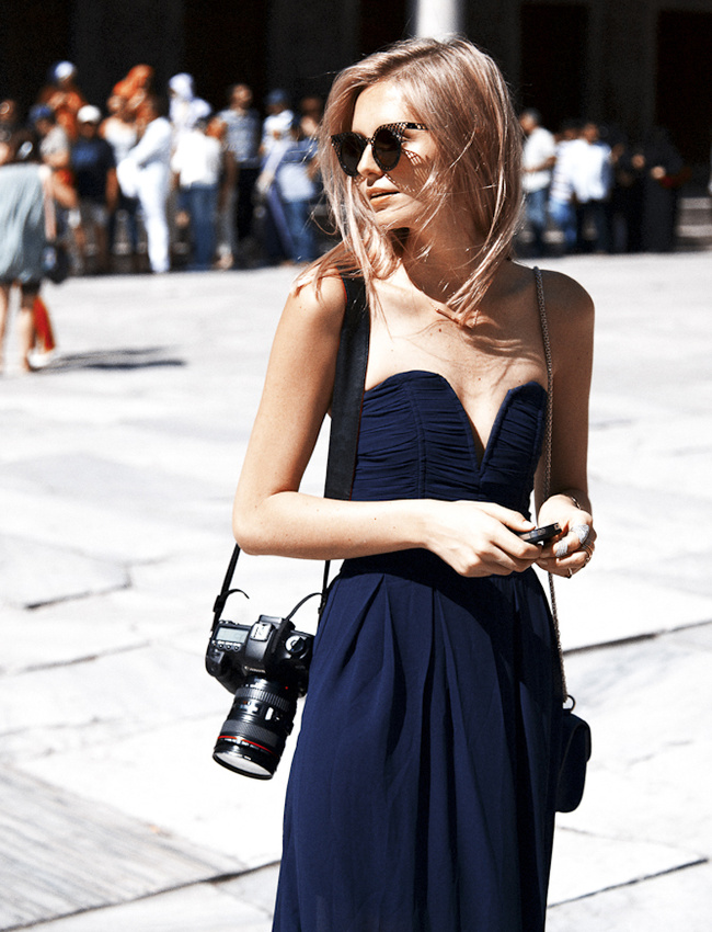 Travaill�e dans une couleur classique, la robe bustier s'autorise � descendre des tapis rouges