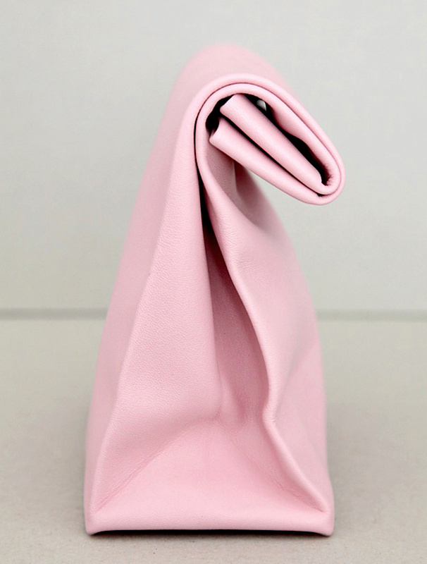 On aime quand le sac en papier se transforme en pochette en cuir