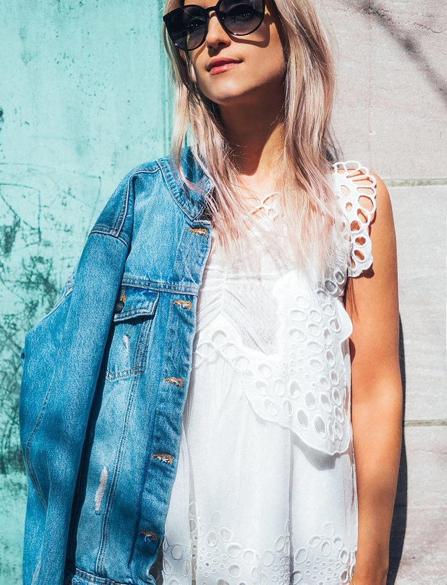 On ne se lasse pas du style girly/casual du duo robe en dentelle blanche/veste en jean oversize