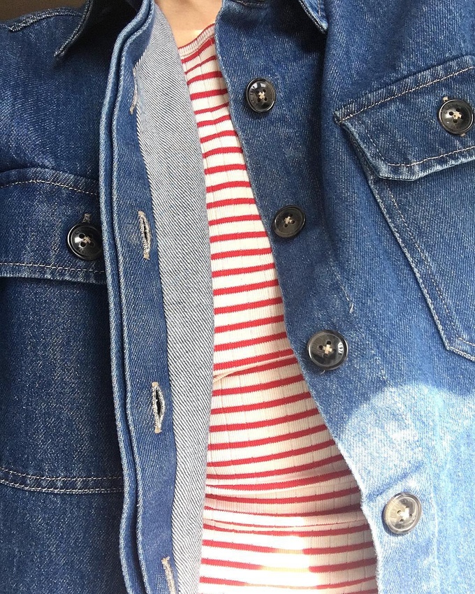 On ne se lasse pas du duo chemise en jean/rayures rouges !