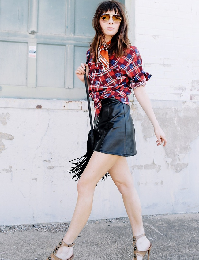 Jupe trap�ze en cuir + chemise � carreaux = le bon mix