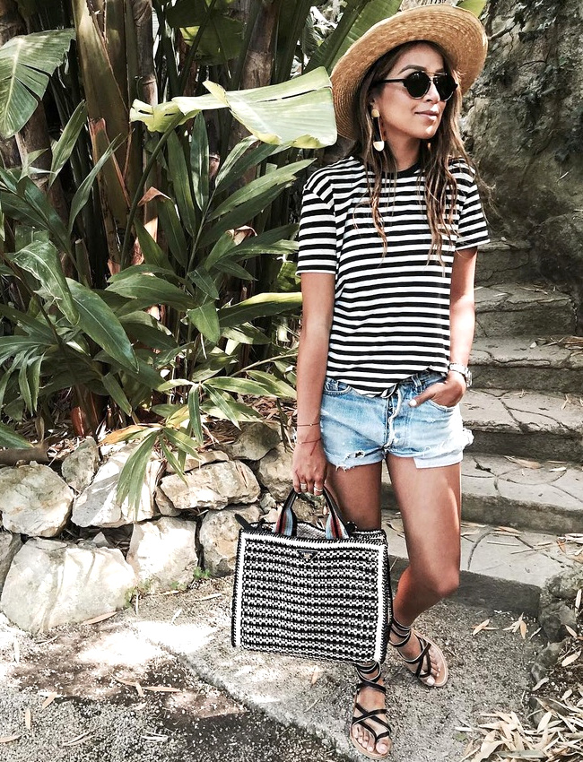 Entre rayures horizontales, denim l�g�rement destroy et fines sandales plates, ce look estival a tout bon !