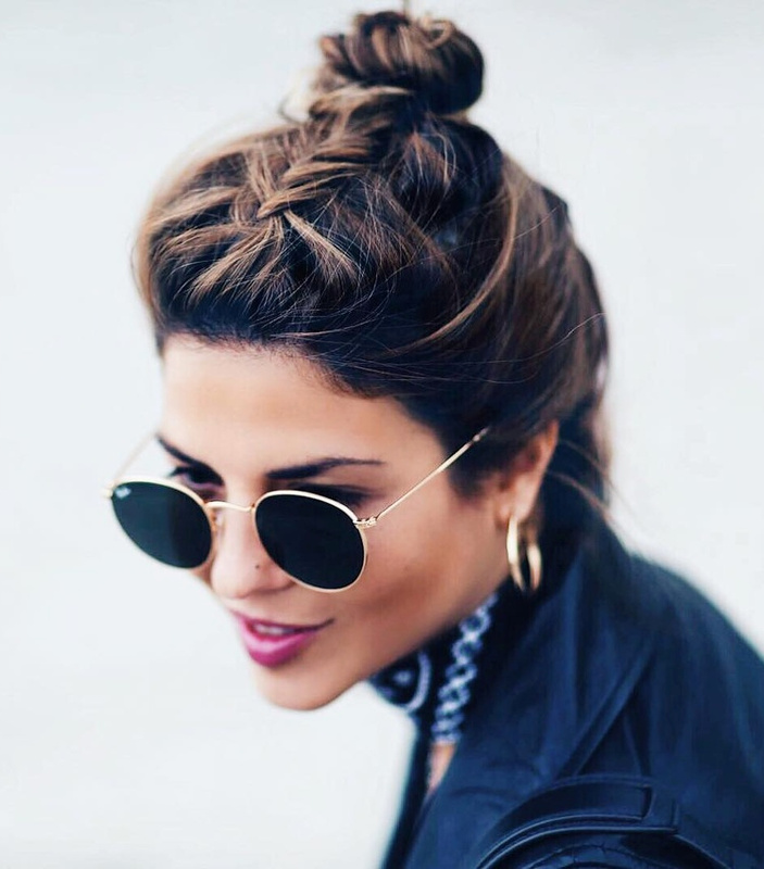 Rien de tel qu'une tresse partant du sommet du front pour booster un simple chignon !