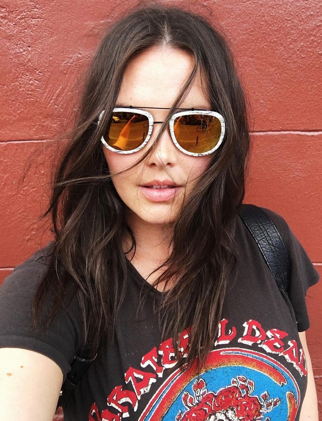 Lunettes miroir sophistiqu�es + tee-shirt esprit vintage = le bon mix