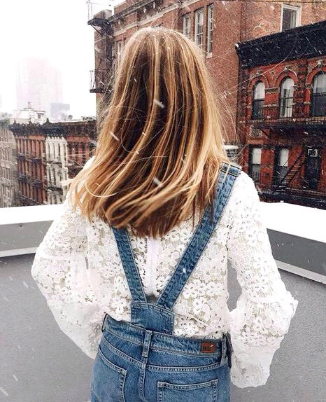 Rien de tel qu'une blouse en dentelle pour insuffler un twist boh�me � la salopette en jean !