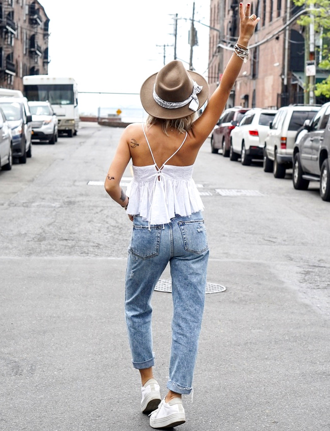 Le top p�plum un brin court, le parfait alli� des jeans mom !