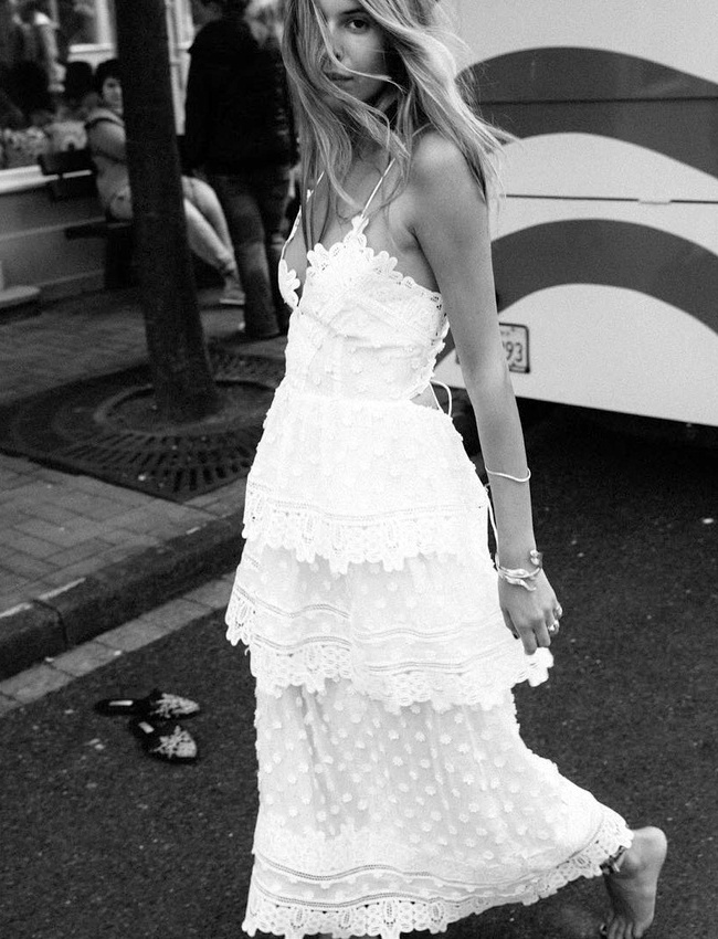 La robe blanche en dentelle a le chic pour allier fra�cheur et romantisme