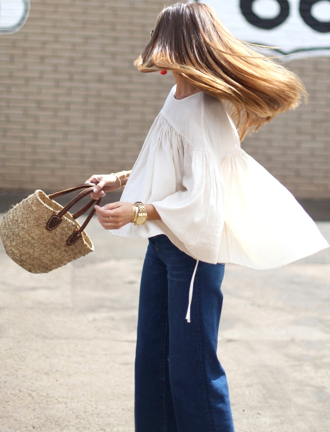 Blouse ample + jean droit bleu indigo un peu large = le bon mix