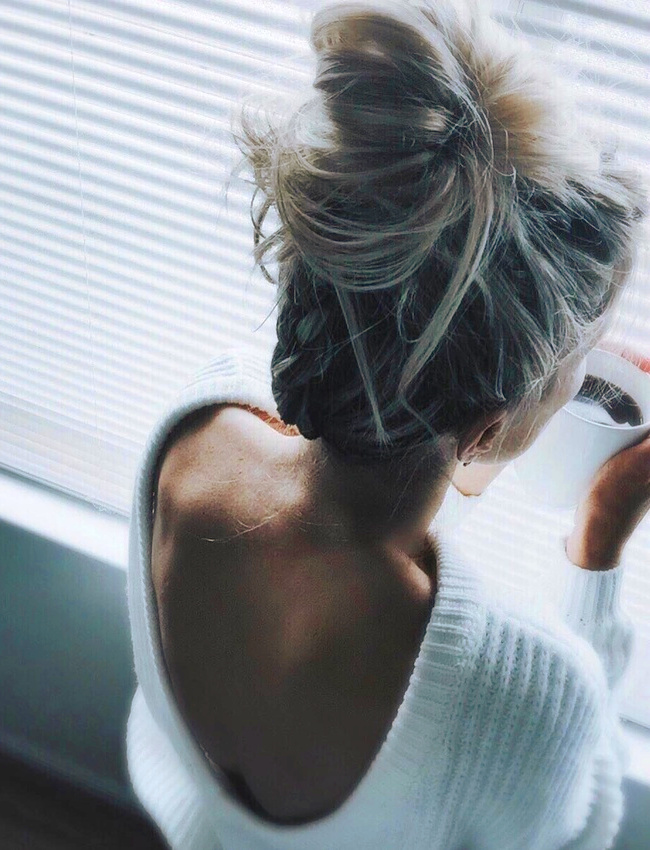 Difficile de faire plus sensuel que le duo pull blanc dos nu/dos bronz� !