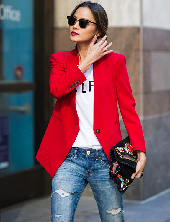 Rien de tel qu'un blazer rouge pour booster le look jean/tee-shirt blanc !