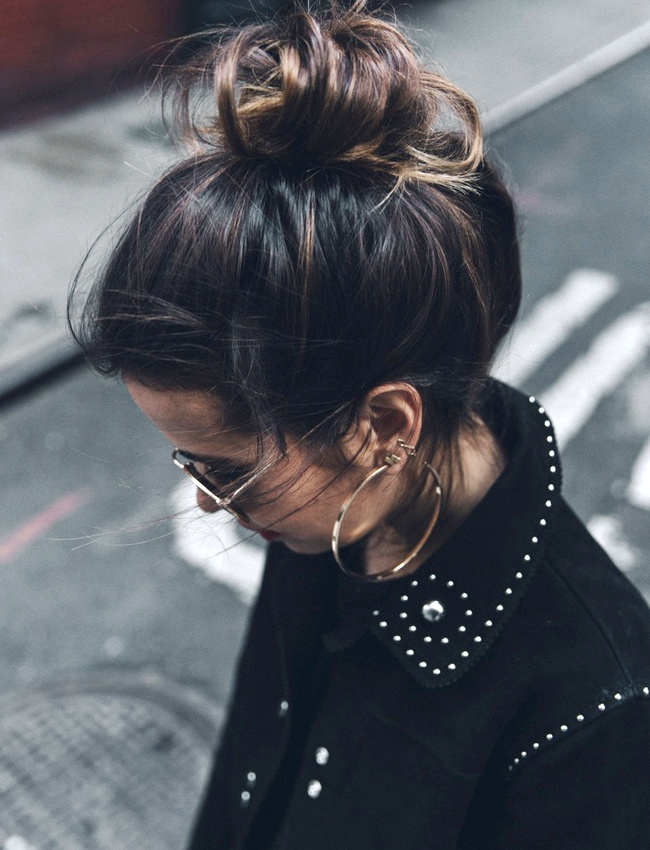 Wanted : une paire d'immenses cr�oles � porter avec un chignon haut et flou