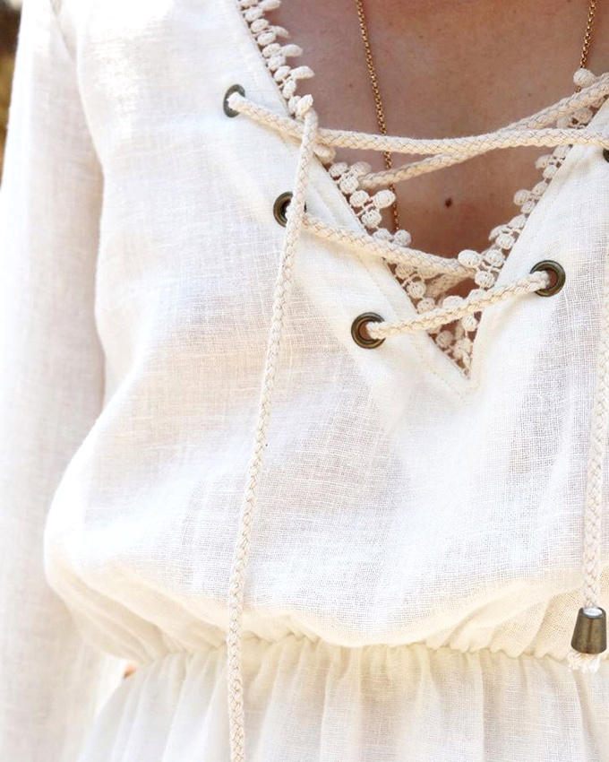 Avec sa bande de dentelle, le d�collet� lac� de cette robe gagne en sophistication