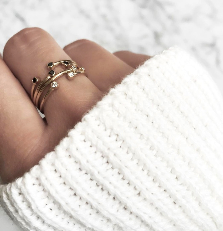 On ne se lasse pas du tandem accumulation de bagues fines/grosse maille !