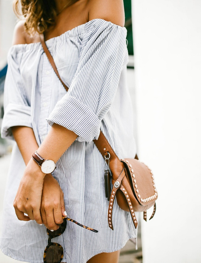 Les fines rayures masculines si�ent bien � l'encolure Bardot