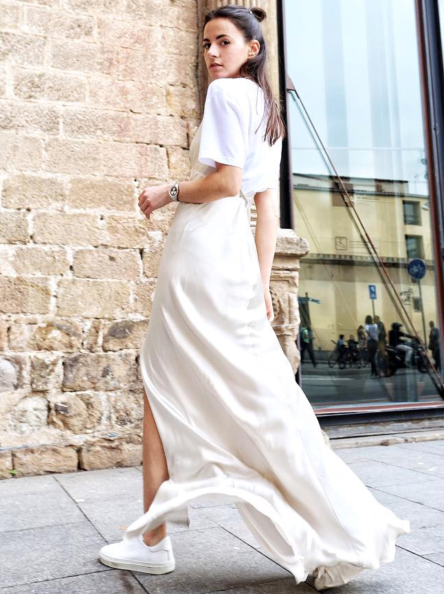 Le duo tee-shirt/longue slip dress semble faire toujours plus d'adeptes