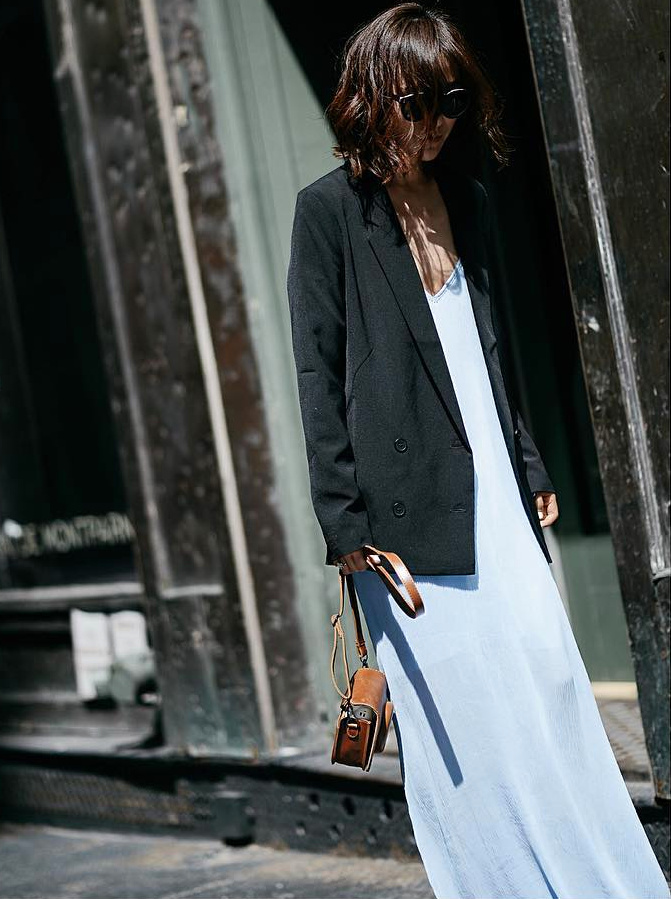 Rien de tel qu'un blazer pour r�chauffer une longue slip dress !
