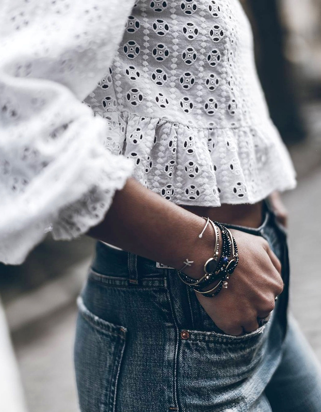 Associ� � une blouse blanche en broderie anglaise, le slim se fait printanier