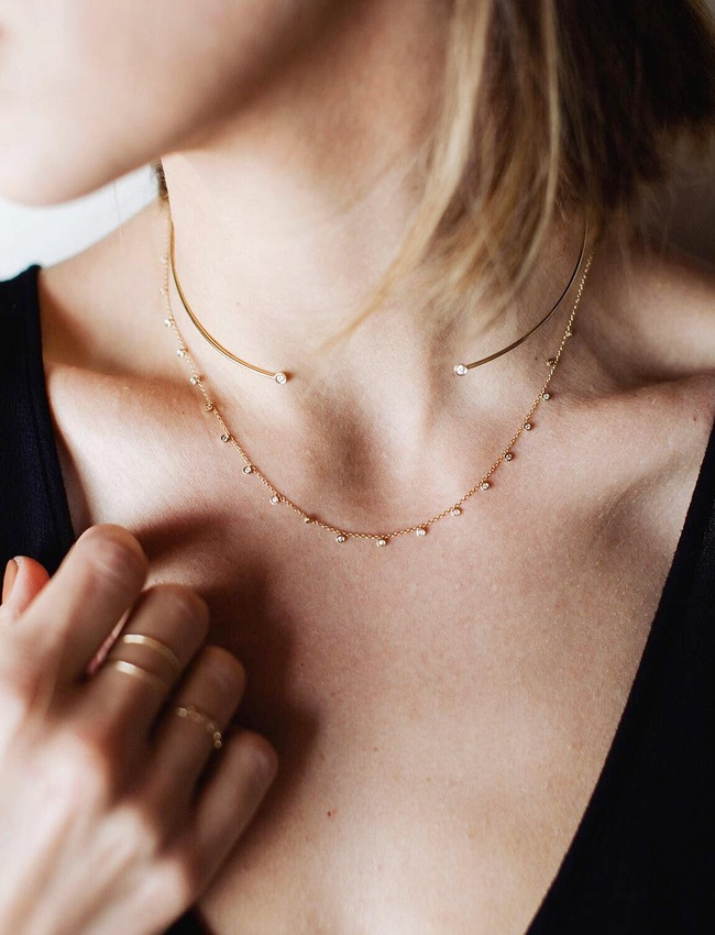 L'extr�me finesse sied bien aux colliers dor�s...