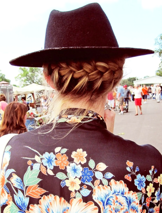 La couronne de tresses basse, la meilleure coiffure pour accompagner un chapeau !