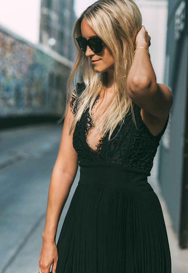 Robe noire, blondeur et bronzage font souvent bon m�nage