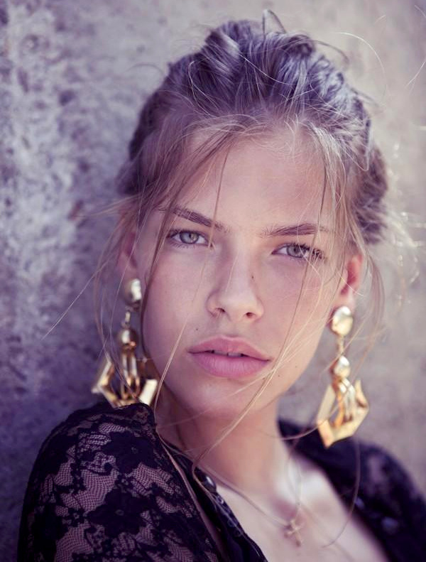 Chignon flou + maxi boucles d'oreilles dor�es + no make up = le bon mix