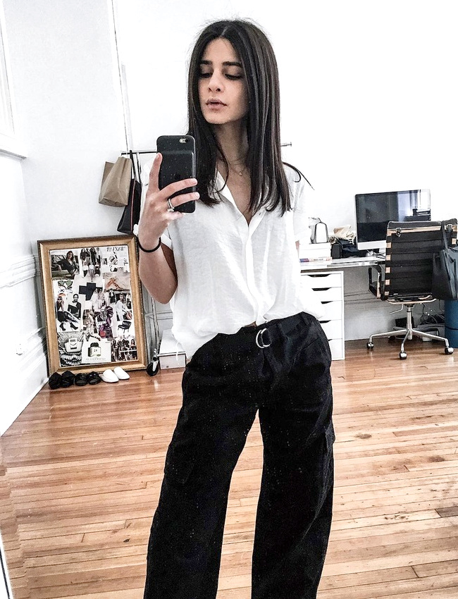 Rien de tel qu'une chemise blanche loose pour chiciser un ample pantalon cargo noir !