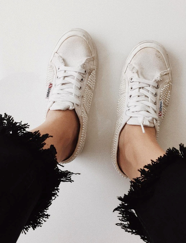 Et si l'on customisait nos baskets en toile blanche ?