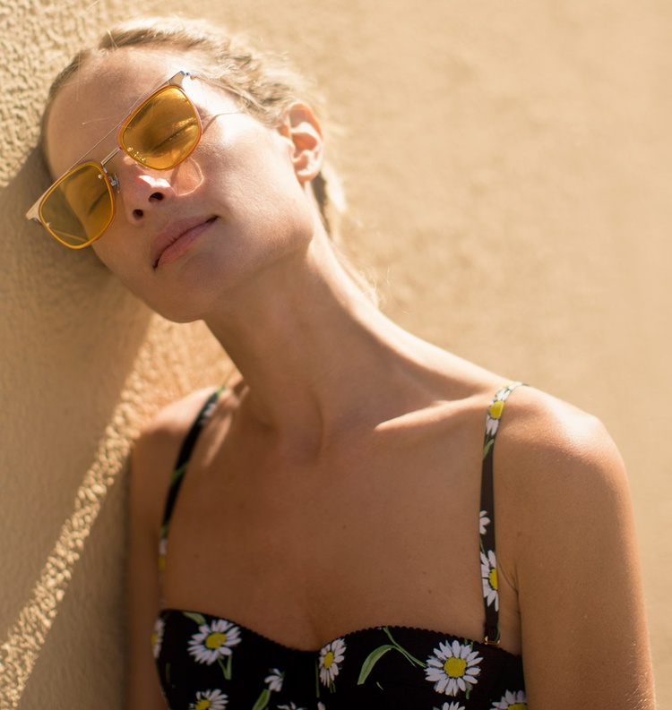 Verres jaune fum� + bikini � fleurettes = le bon mix