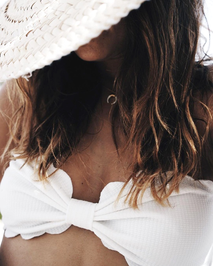 Rien de tel qu'un bikini blanc pour mettre en valeur un joli bronzage