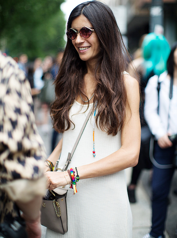 Rien de tel qu'une longue chevelure et quelques accessoires bien choisis pour doper une pi�ce basique !