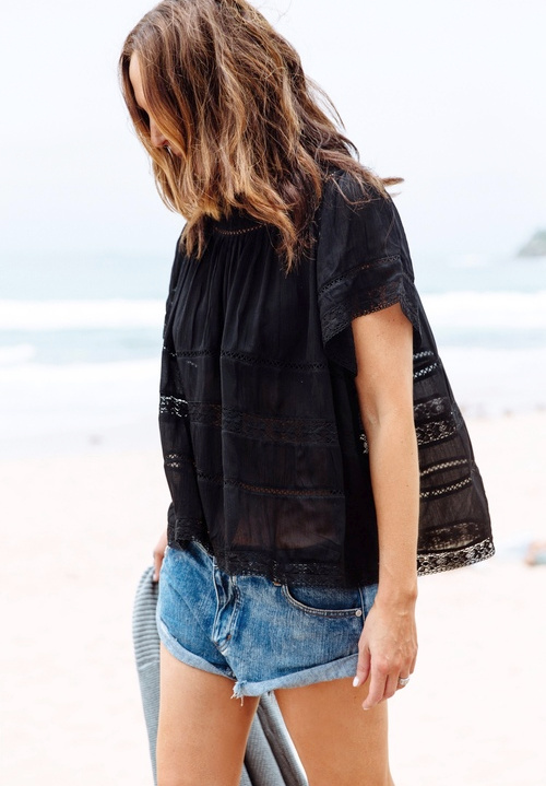 Short en jean destroy + blouse folk noire = le bon mix