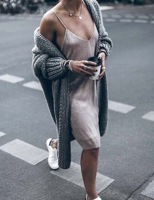 Maxi gilet + slip-dress + baskets blanches = le bon mix