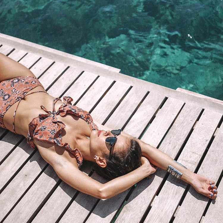 Entre froufrous et d�gaine r�tro, ce bikini a tout bon !