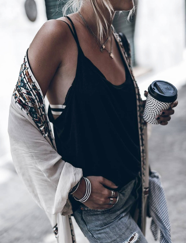 Caraco noir + kimono l�ger + jean destroy = le bon mix