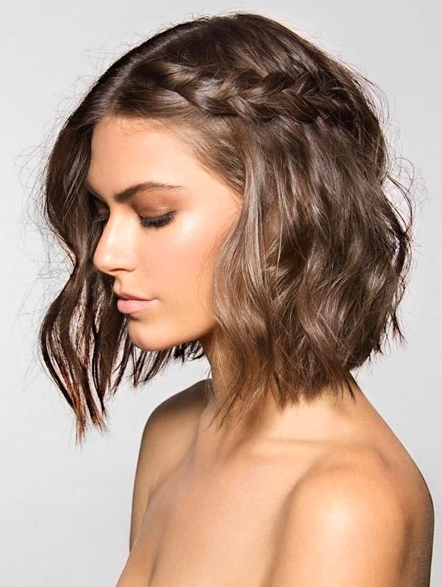 Pour booster un carr� long, on pense ondulations l�g�res et tresse en couronne