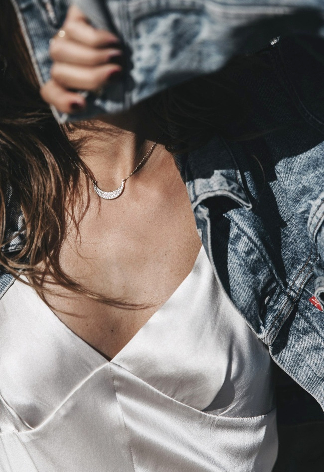 L'aura nineties du combo slip dress satin�e/veste en jean n'en finit pas de s�duire les modeuses