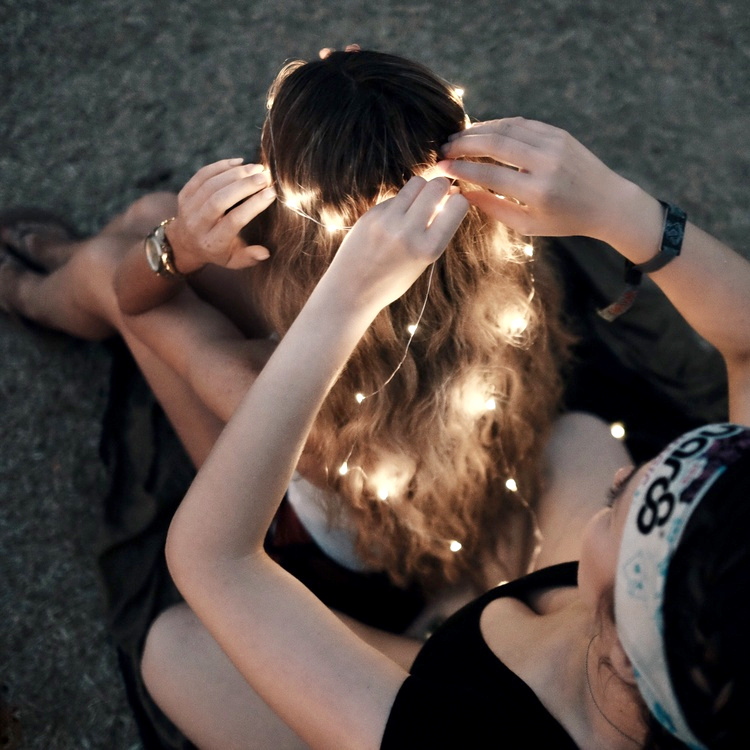 Mieux que la couronne de fleurs ? La parure de leds !