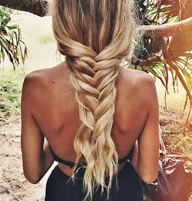 Rien de tel que des cheveux gain�s par le sel de mer pour se passer d'�lastique ou de barette !