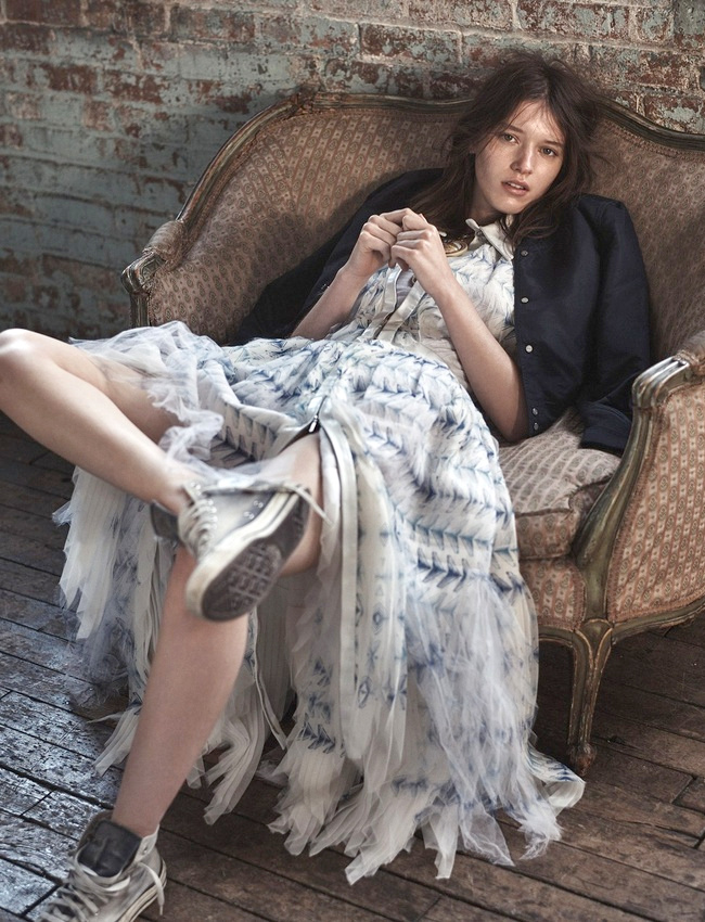 Entre robe longue, bomber bleu marine et Converse, cette silhouette n�o romantique/grunge a tout bon !